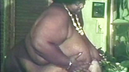 Ninfomaníaca a brincar com um membro. filme porno americana