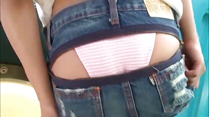 Durante a festa, a vídeos pornô americano miúda fodeu na vagina e no rabo.