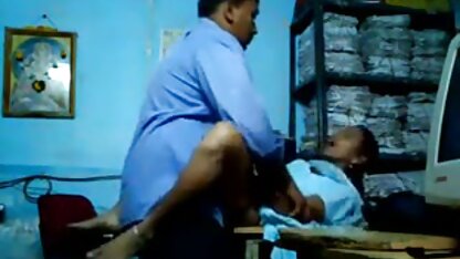 Um ladrão fode uma mulher negra melhor filme porno americano a meio da noite.