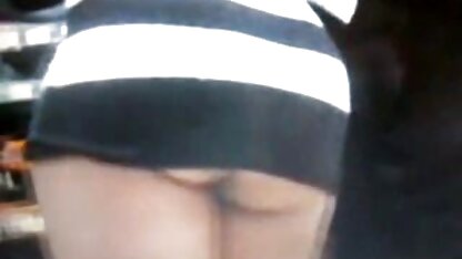 Uma mulher negra e careca com os melhores porno americano um belo rabo a foder.