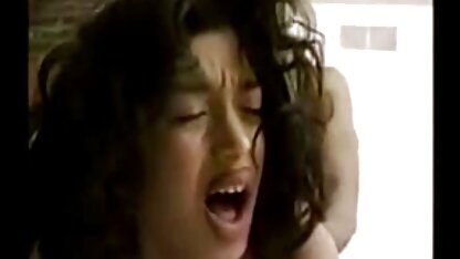 Uma jovem muito bonita a mostrar videos pornos americano a rata a um amigo.