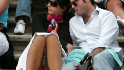 Uma rapariga Negra dá esperma ao video sexo americano branco no peito.