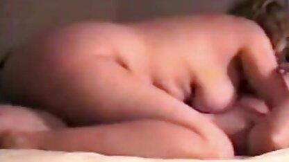 A filme pornô antigo americano rapariga está a provocar o velho sob Viagra.