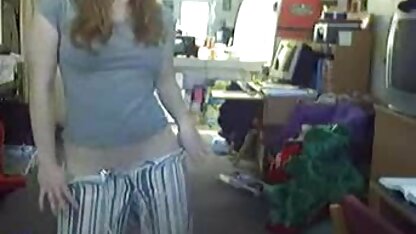 Ele filmes pornograficos americano rasgou a carne feminina na natureza.