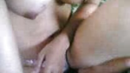 A loira girou na haste para conseguir filme de pornô americano o papel.