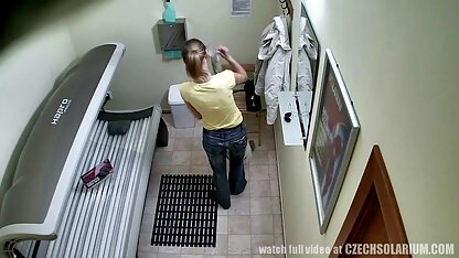Uma mulher que fuma e xvídeo pornô americano se masturba na natureza.