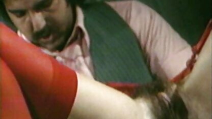 A loira é fodida filme pornográfico americano numa bola de borracha.