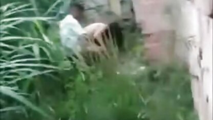 O motociclista frita cabelo castanho filme pornô antigo americano em cima da bicicleta.
