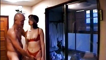Uma mulher de videos sexo americanos vestido é engraçada.