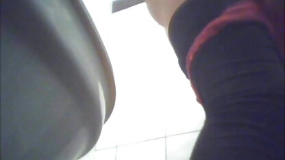 A loira trabalha a boca e apanha o video sexo americano cumshot.