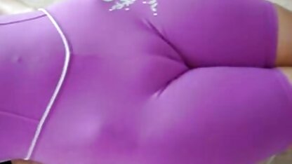 Uma rapariga nua filme de pornô americano na casa de banho.