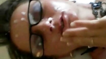 Morena a fazer porno com americana sucção em grupo.