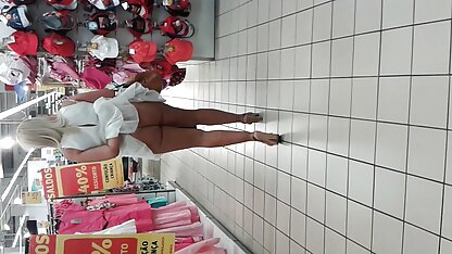 A filme pornô antigo americano morena curvada numa pose e a foder.