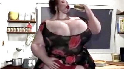 Busty no filmes pornograficos americano sofá vermelho.
