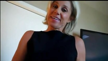Um homem acabou numa sala com duas lésbicas. vídeos de pornô americano