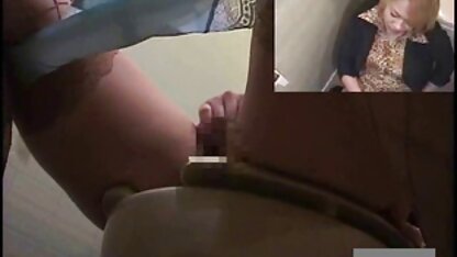 Um negro a olhar para uma galinha e a comer videos pono americano a loira.