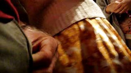 Feministas filme pono americano pegando um vibrador e vibrador na cama.