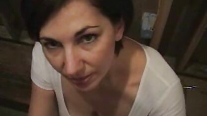 Uma mulher com tranças tenta esperma filme porno americano com a língua.