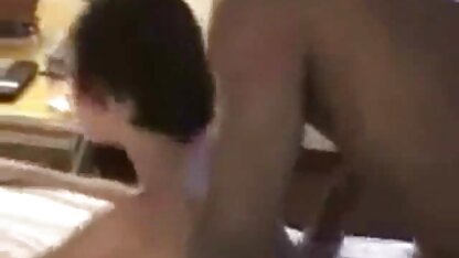 As raparigas masturbam-se na casa de banho. filme porno americano