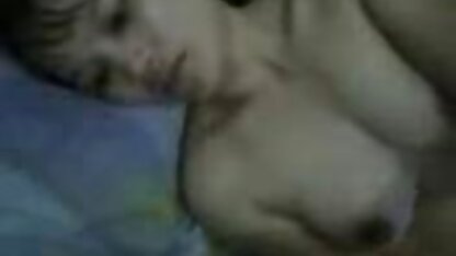 Sexo gigante de filme pornô de americana óculos a foder o mamilo vermelho.