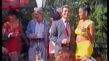 A melena russa masturba-se na mesa de filme porno americana bilhar.