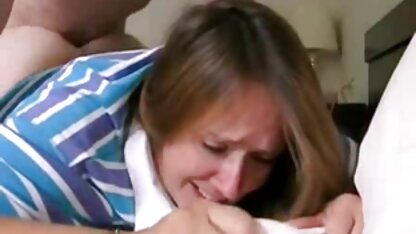 O exibicionista lixou um homem na mesa. filme pornô antigo americano