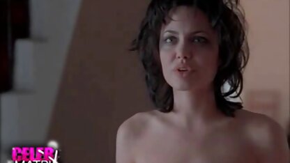 Duas mulheres bonitas fazem vídeos pornô americano sexo com um homem que lhe atou as mãos.