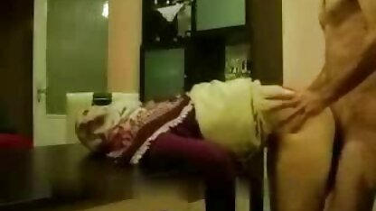 A rapariga de vídeos pornôs americanos meias fica confusa.
