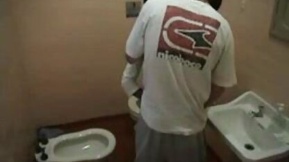 A mãe e a filha fazem vídeos pornô americano um broche ao filho.