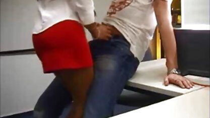 As filme porno americano antigo lésbicas lambem-se umas às outras.