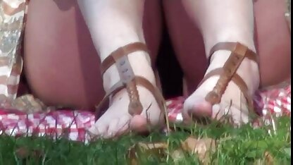 Os mamilos dela estão cansados melhores filmes porno americano de banhos de sol e sexo.