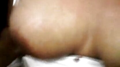 Os membros levantam-se mais alto quando tocados filme porno americano antigo pelos pés de uma rapariga.