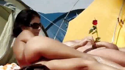 A rapariga faz o buraco com um vibrador sexo pornô americano e um vibrador.