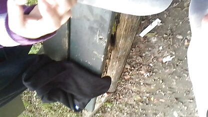 Linda vassoura filme pornô antigo americano no jardim.