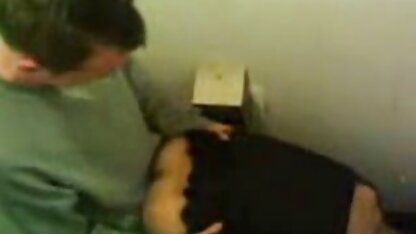 Um casal na site porno americano cozinha.