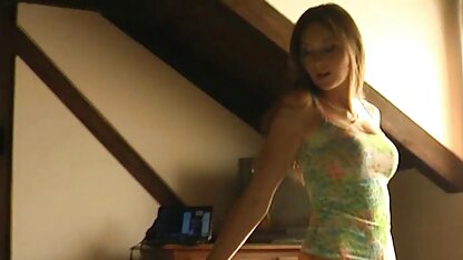 Um homem negro a videos pornograficos americanos bater numa mulher negra na vagina dela.