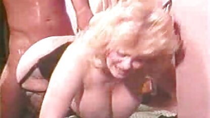 O homem desamarrou-lhe a rata e o sexo pornô americano cu.