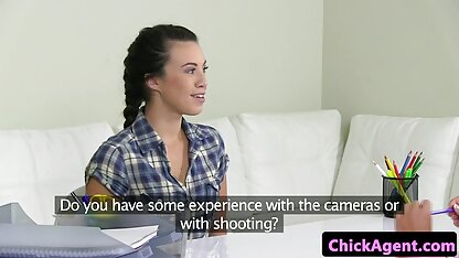 Ela tira as cuecas melhores filmes porno americano e faz um broche.