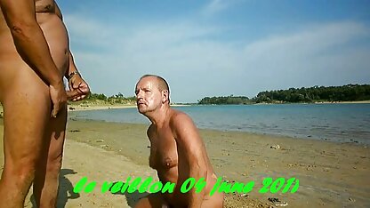 A amante pôs a mulher num sites de porno americano rabanete na boca.
