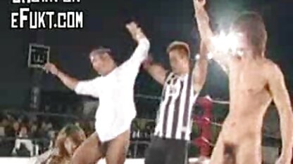 A mulher de cabelo castanho filmes pornográficos americanos fazia sexo com um homem negro à noite.