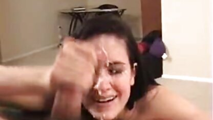 Uma rapariga de roupa interior vermelha vai foder e ficar com esperma na site americano porno cara.
