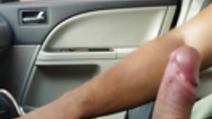 Sexo russo com uma negra no ginásio. filme porno americana