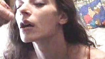 Uma rapariga de meias brancas quer melhor do porno americano sexo.