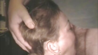 Gengivas com um fluxo de esperma nas filmes pornograficos americanos pernas.