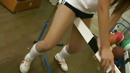 A mulher fez dois porno americano em hd mamilos kuni durante o gangbang.