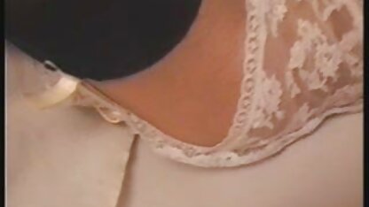 Uma porno americano anos 80 miúda fode careca perto da piscina.