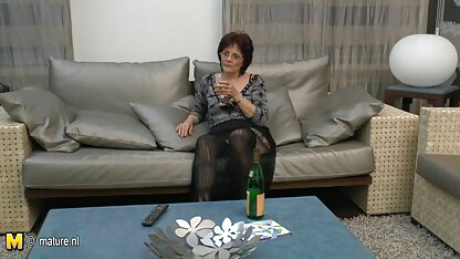 A Emily grava filme pono americano um vídeo erótico.