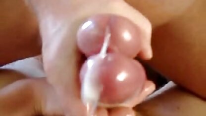 Os asiáticos melhores filmes porno americano dão esperma a um jovem na vagina.