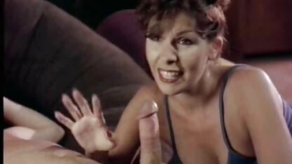 Uma mulher de melhor filme porno americano cabelo preto e um vibrador.