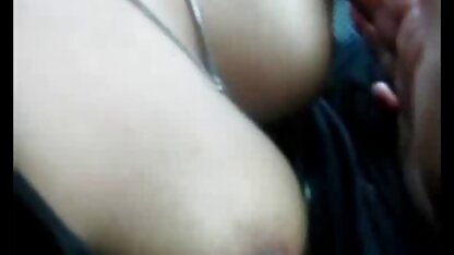 Um pornor americano homem musculado a fazer sexo com uma mulher no átrio.